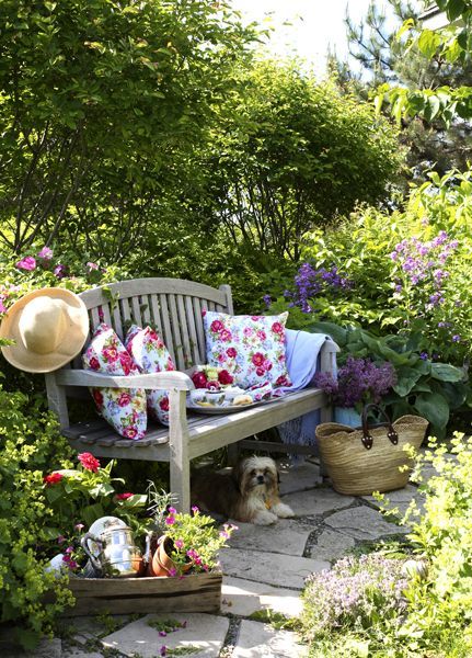 Homes That Flourish In The Summer Small Cottage Garden Ideas, Side Yards, Backyard Seating, Garden Benches, Backyard Inspiration, Have Inspiration, Small Cottage, Cottage Gardens, Garden Photography