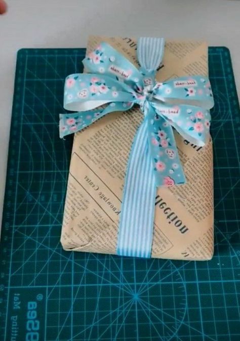 Wrapping With Newspaper, Origami With Newspaper, Book Packing Gift, How To Wrap A Book For Gift, Gift Wrapping With Newspaper, Newspaper Packaging Ideas, How To Pack A Present Gift, How To Pack Books For Gift, Book Packaging Gift