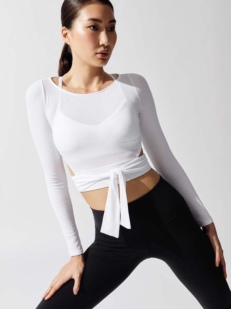 Alo Yoga Barre Long Sleeve This would go well with just about any yoga outfit bottoms. It would even pair well with an organic skirt. #yoga #ad #yogaoutfit Yoga Outfits For Women Fashion, Pilates Outfits, Womens Active Wear Outfits, Estilo Fitness, Yoga Barre, Yoga Outfit, Long Leggings, Activewear Fashion, Yoga Fashion