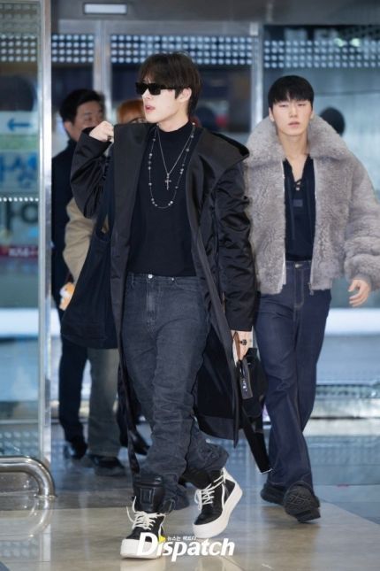 Airport Pictures, Ateez Mingi, At Airport, San Ateez, Forever Yours, Press Photo, Airport Style, Korean Street Fashion, Asian Men