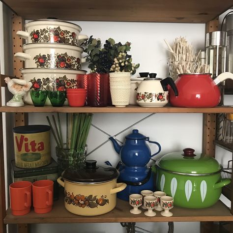 Vintage Cookware Aesthetic, Vintage Scandinavian Kitchen, Cottagecore Kitchen Utensils, Cute Cookware, Vintage Pots And Pans, Thrifted Kitchenware, Cookware Aesthetic, Eclectic Kitchenware, Aesthetic Cookware