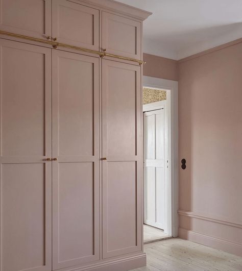 English Cottage Style Built-in Wardrobe Built In Wardrobe Designs, Fitted Wardrobes Bedroom, Bedroom Built Ins, Bedroom Built In Wardrobe, Reach In Closet, Wardrobe Door Designs, Wardrobe Designs, Build A Closet, Fitted Wardrobes