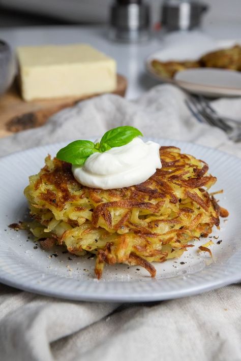 Looking at a picture of a freshly cooked potato rosti, you can probably already tell it's something you very much want to eat. But what exactly is a potato rosti? In two words, it's comfort food if ever there was one. #potato #rosti Potato Rosti Recipe, Rosti Recipe, Potato Rosti, One Potato, How To Make Potatoes, Grated Potato, Fingerling Potatoes, Potato Pancakes, A Potato