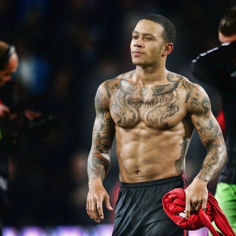 Athletes Tattoos Men, Memphis Depay Tattoo, Soccer Player Tattoos, Memphis Tattoo, Depay Memphis, Memphis Depay, Soccer Boyfriend, Tattoo Inspiration Men, Hunks Men