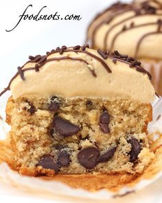 Peanut Butter Chocolate Chip Cupcakes « Recipe Snobs Mm Cupcakes, Bbq Dessert, Chocolate Chip Cupcakes, Dessert Oreo, Peanut Butter Chocolate Chip, Peanut Butter Chocolate, Yummy Cupcakes, Dessert Cupcakes, Eat Dessert First