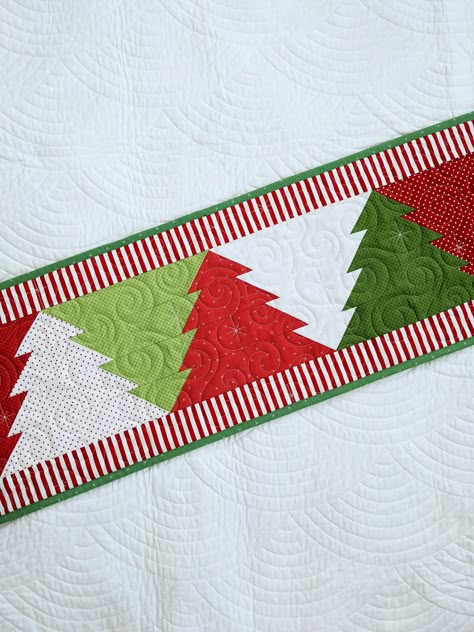 Christmas Table Runner Quilt Patterns Free, Christmas Tree Table Runner Patterns Free, High School Quilt Ideas, Christmas Sewing Table Runner, Christmas Runners Quilted, Table Runner Quilted Patterns Free, Xmas Quilting Ideas, Table Runners Patterns Free Sewing, Christmas Table Runner Tutorial