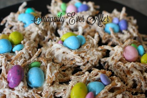 Snappily Ever After: Marshmallow Bird Nests with Chow Mein Noodles Easter Nests Recipe, Easter Birds Nest, Birds Nest Cookies, Easter Food Appetizers, Easter Nests, Easter Appetizers, Peanut Butter Eggs, Easter Snacks, Chow Mein Noodles