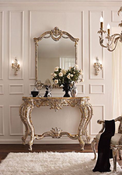 Suggestive consolle with hand-shaped wooden decorations. . #andreafanfani #goldleaf #golden #tradizionefiorentina #goldendetails #gold #furniture #classicfurniture #luxuryfurniture Cabriole Sofa, Dining Room Console, Luxury Furniture Design, Mirror On The Wall, Design Del Prodotto, Vintage Mirror, Italian Furniture, Classic Interior, Classic Furniture