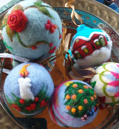 Juledekor Needle Felted Christmas Ball Ornaments, Needle Felted Ball Ornaments, Felted Christmas Balls, Needle Felted Christmas Ornaments, Tovad Ull, Felting Diy, Felted Christmas, Needle Felting Diy, Needle Felted Christmas