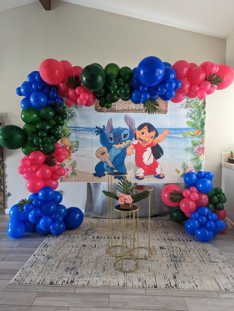 Lilo And Stitch Balloon Garland, Lilo And Stitch Balloon Arch, Lilo And Stitch Birthday Party Ideas, Lilo And Stitch Birthday Party, Disney Birthday Cakes, Lilo Y Stitch, Adoption Party, Diy Birthday Decorations, Disney Birthday