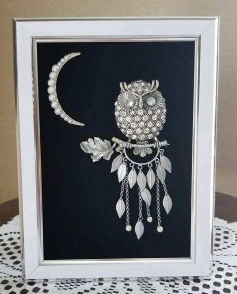 Diy Junk Jewelry Ideas, Vintage Photo Crafts, Jewelry Pictures Ideas Projects, Things To Make With Old Jewelry, Old Jewelry Crafts Artwork Peacocks, Halloween Vintage Jewelry Art, Owl Jewelry Art, Jewelry Tree Craft, Jewelry Art Framed Christmas Tree