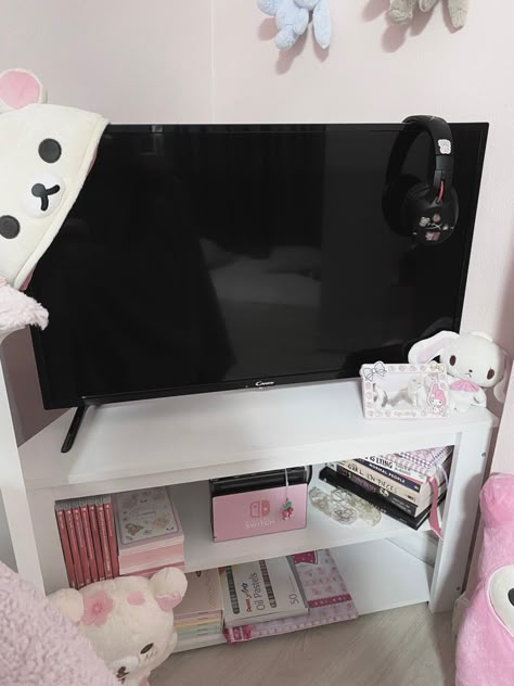 Minimalist Y2k Bedroom, Cute Tv Setup, Aesthetic Tv Room, Tv In Room Aesthetic, Tv In Bedroom Aesthetic, Hikikomori Aesthetic, Cute Bedroom, Save Room, Gaming Room Setup