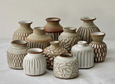 Texture Pottery Ideas, Pottery Vases Ideas Clay, Pottery Throwing Ideas, Handbuild Ceramic Vase, Carved Vases Ceramic Pottery, Hand Made Ceramic Jar, Ceramic Handled Vase, Textured Pottery, Sculptural Vase Ceramic Pottery