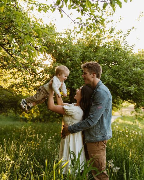 What a joy it’s been to watch these two create a life together.🥹🫶🏻 From photographing them while dating, then documenting their wedding, and now as parents with their sweet son. This is why I love doing this. I get to be there for my clients throughout the years and document each season for them. I get to see them as dating teens to now adults with a whole new love in their eyes for their first little one. My heart feels so full. Also, it’s so dang FUN seeing these beautiful people time a... Single Child Family Photos, Boho Family Photos, Extended Family Photos, Poses Family, Family Picture Poses, Fall Session, Photography Poses Family, Future Love, Goals Pictures