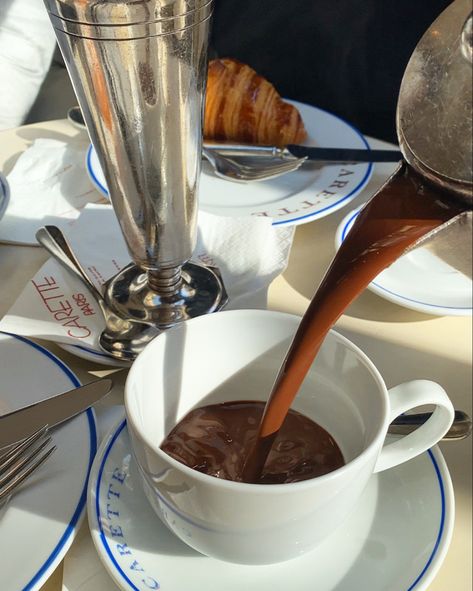 French Cafe Aesthetic, Parisian Hot Chocolate, Cafe Aesthetic, French Coffee, French Cafe, Food Obsession, Cafe Food, Tea Recipes, Coffee Addict