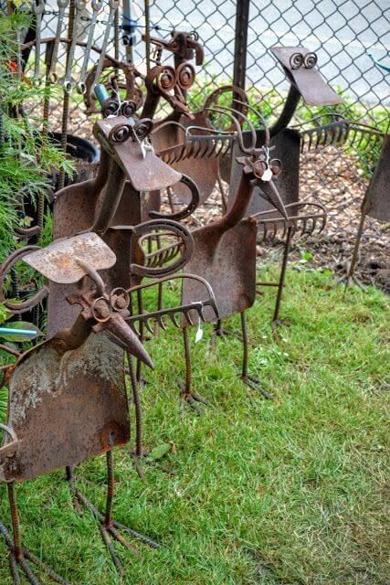 Shovel Art, Drátěná Socha, Old Garden Tools, Deer Sculpture, Welding Ideas, Garden Junk, Welding Art Projects, Metal Sculptures, Metal Yard Art