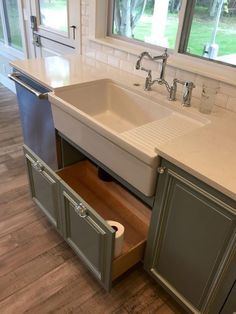 Cheap Kitchen Makeover, Cottage Kitchen Cabinets, Diy Mudroom, Kitchen Diy Makeover, Diy Kitchen Renovation, Farmhouse Kitchen Cabinets, Farmhouse Kitchen Design, Kitchen Upgrades, Mudroom Bench