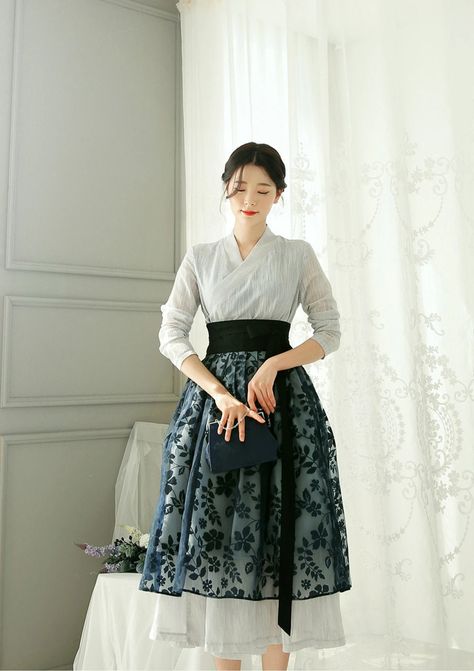 Korean Hanbok Female, Hanbok Female, Korean Hanbok Modern, Korean Traditional Dress Hanbok, Modern Hanbok Dress, Gaun Koktail, Hanbok Dress, Korea Dress, Dress Korea