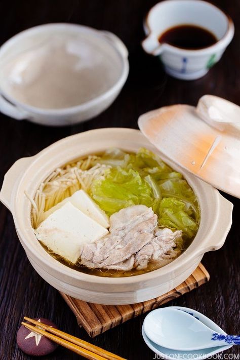 Hot Pot for One with Napa Cabbage & Sliced Pork Belly (白菜と豚バラの一人鍋) | Easy Japanese Recipes at JustOneCookbook.com Asian Hot Pot Recipe, Nabe Recipe, Cabbage Pork, Sliced Pork Belly, Hot Pot Recipes, Japanese Hot Pot, Midnight Diner, Asian Soup Recipes, Hot Pot Recipe