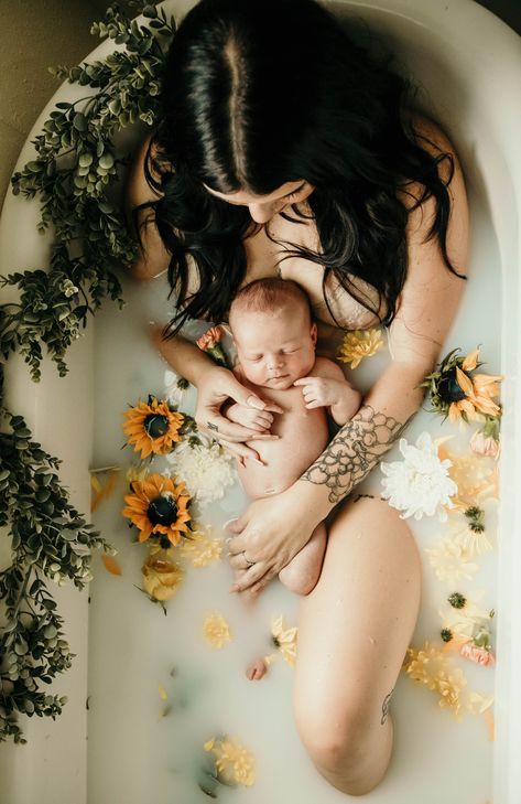 Milk Bath Newborn Pictures, Waterbirth At Home Photos, Photo Shoot For Newborn, Maternity Photo Shoot Ideas Long Dress, Birthday Pregnancy Photoshoot Ideas, Sunflower Newborn Pictures, Self Pregnancy Photos Ideas, Newborn Bath Photoshoot, Newborn Sunflower Photoshoot