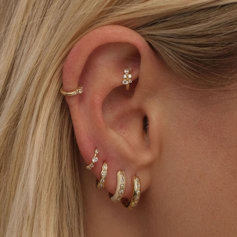 Fine Earrings Jewelry, Piercing Arrangements, Earring Arrangement, Pretty Stacks, Gold Earring Stack, New Ear Piercing, Double Cartilage, Minimalist Ear Piercings, Ear Peircings