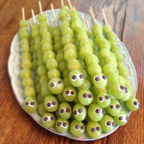 What better way to get fruit into your children than giving them these cuties? Salsa Recept, Kindergarten Snacks, Class Snacks, Healthy Halloween Snacks, Decorações Com Comidas, Food Art For Kids, Healthy Halloween, Kids Party Food, Easy Food Art