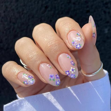 Discover vibrant summer nail designs! Click the link above for endless inspiration and make your nails shine this season! #SummerNails #NailArt 😤 Press On Nails Tips, Pink Fake Nails, Almond Flower, Short Fake Nails, Short Almond, Flower Nail Designs, Nails Set, Fake Nails With Glue, Fake Nail