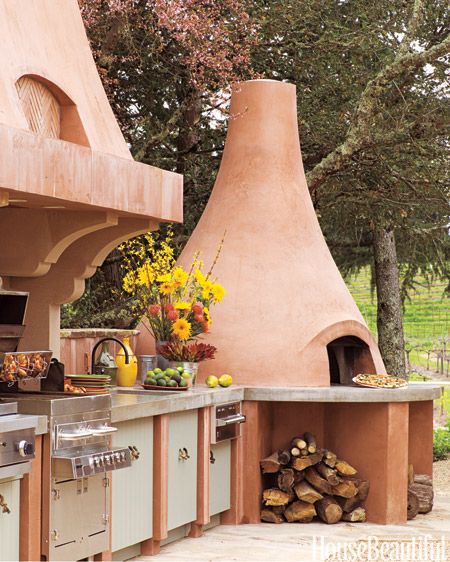 This outdoor kitchen in Calistoga, California, takes its colors from the earth and the sky. Clay Pizza Oven, Simple Outdoor Kitchen, Rustic Outdoor Kitchens, Oven Stove, Outdoor Kitchen Countertops, Outdoor Kitchen Cabinets, Outdoor Kitchen Decor, Outdoor Kitchen Ideas, Outdoor Kitchen Appliances