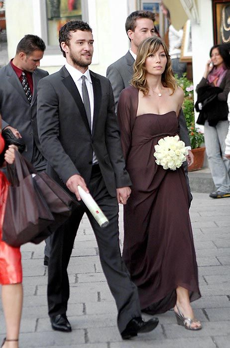 Celebrity bridesmaids’ dresses worn by Elizabeth Olsen, Holly Willoughby and more - Photo 4 Jessica Biel Wedding Dress, Celebrity Bridesmaids, Celebrity Wedding Guest, Jamie Hince, Jessica Biel And Justin, Bridesmaid Pictures, Cute Celebrity Couples, Always A Bridesmaid, Wedding Guest Style