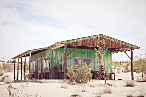 "O' that the desert were my dwelling place" My grandparents use to have a place in joshua tree!! Wish it was still in the family so I could share the fond memories of going there when I was very young. Desert Shack, Western Cabin Decor, Bark Idea, Tree Cabin, Western Cabin, Wooden Homes, Joshua Tree Desert, Off Grid House, Dwelling Place