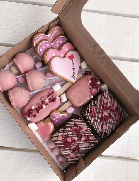 Baked Valentines Day Gifts, Valentines Food Gift Ideas, Valentine Chocolate Box Ideas, Valentine Sweets Box Ideas, Valentine’s Day Nail Design Ideas, Valentines Cookie Gift Box Ideas, Mini Cake Treat Boxes, Valentine’s Treat Box Ideas, Chocolate Covered Treats Valentines