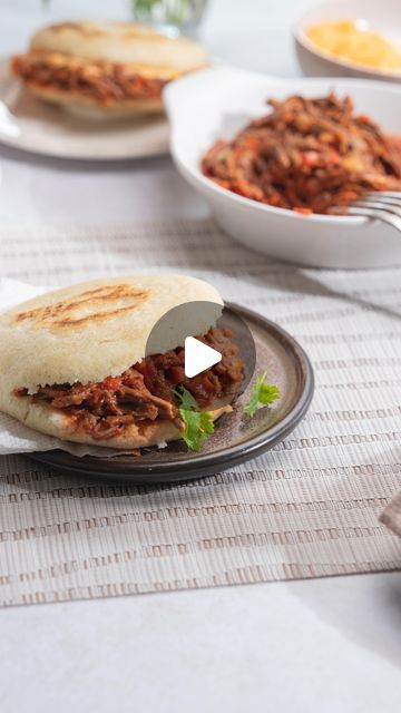 MaruAveledo•Food|Photo|Video on Instagram: "Arepas con carne mechada Esta receta doble va para todos los que llegan aquí y no conocen mucho sobre la gastronomía venezolana (o sí conocen pero desean ver una receta más de esta servidora😜). La carne mechada no solo es versátil, forma parte de nuestra identidad como venezolanos. Hoy dejo mi versión elaborada con passata rústica de Pomì @pomi_sudamerica, hecha con tomates 100% italianos, que otorga un color rojo precioso y un sabor equilibrado, fresco y no muy ácido. Esta passata es algo líquida y tiene trocitos de tomates maduros. Es perfecta para esta preparación. Para 4 personas Para cocer la carne: 1 kilo de carne para mechar (falda) 1/2 cebolla 1 tallo de ajoporo 2 dientes de ajo pelados 1 ají grande cortado por la mitad 1 rama de cilantr Food Photo, Mozzarella, Pasta, On Instagram, Instagram