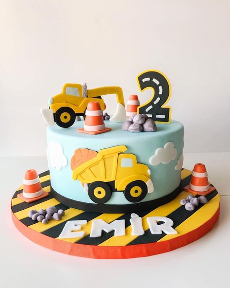 76 Likes, 8 Comments - Vanilla July Custom Cakes (@vanilla.july) on Instagram: “Under construction⚠️🚧 #vanillajuly #constructioncake The vehicles are adapted from amazing cake…” Dump Truck Birthday Cake, Construction Birthday Party Cakes, Digger Birthday Cake, Birthday Cake Vanilla, Cakes Vanilla, Digger Cake, Construction Birthday Cake, 4de Verjaardag, Truck Birthday Cakes