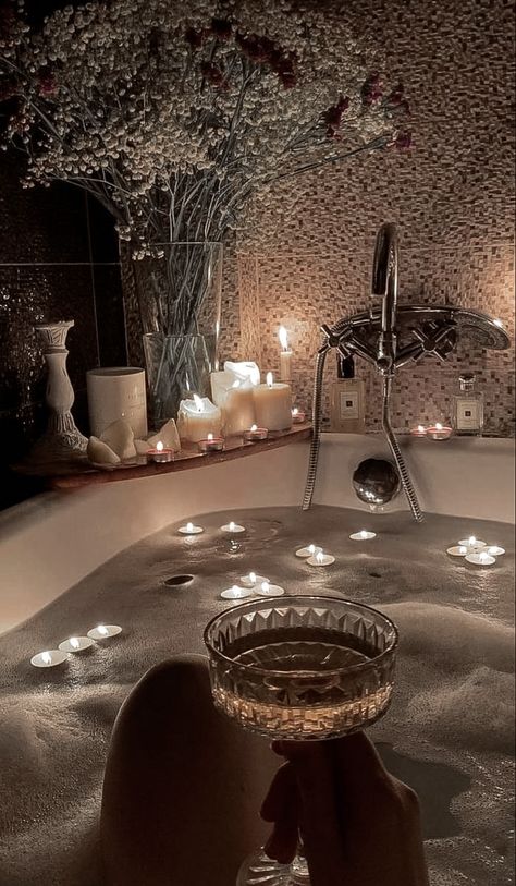 Self care aesthetic Maya And Noah, Bold Bedroom Ideas, Dark Modern Bedroom, Moroccan Style Living Room, Style Living Room Ideas, Dark Feminine Bedroom, Bedroom Looks, Aesthetic Bath, Bold Bedroom