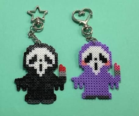 Perler Beads Ideas Horror, Zero Perler Bead Pattern, Perler Bead Patterns Ghostface, Mini Perler Bead Patterns Halloween, Perler Bead Ghostface, Halloween Melting Beads, Ghost Face Perler Bead Pattern, Perler Bead Mini Patterns, Peeler Bead Ideas Halloween