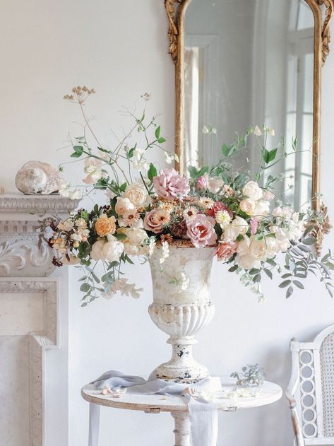 Dust Bath, Table Flower, Diy Arrangements, Plant Table, Kitchen Door, French Home Decor, French Floral, What Do You Mean, Wedding Arrangements