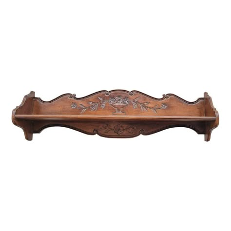 Large 47 inches Vintage, hand Carved Walnut French Wall Shelf. Numbered item made in France exclusively for Bloomingdale in the 1960s. Very good vintage condition Measures 47.25"w x 8.5"D x 13.5"H. Vintage Shelving Ideas, Easy Wood Shelf, Vintage Shelves Decor, Vintage Floating Shelves, Wood Carved Furniture, Entryway Wall Shelves, Maximalist Shelf Decor, Wall Shelf Ideas Living Room, Vintage Whimsical Decor