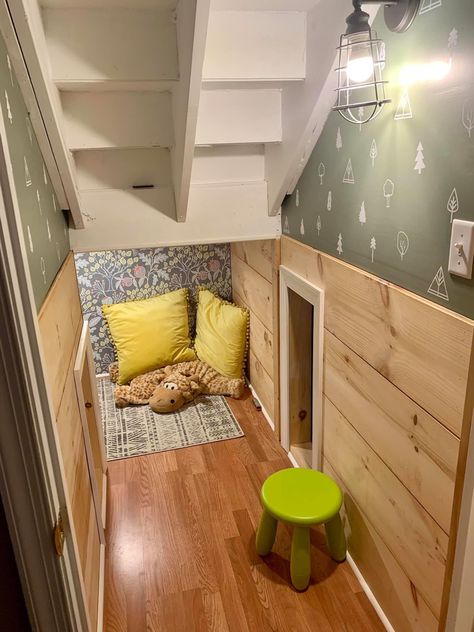 Understairs Cubby Ideas, Basement Nook Under Stairs, Reading Nooks Under Stairs, Under Stairs Closet Reading Nook, Under Staircase Playroom, Basement Under Stairs Ideas Play Areas, Understairs Play House, Under The Stairs Play Area, Understair Play Space