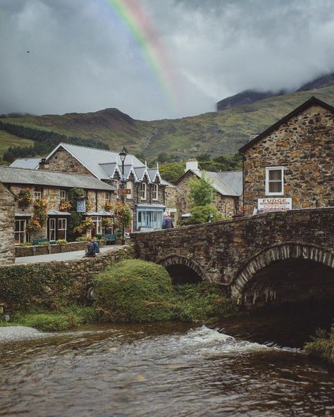 17.8k Likes, 150 Comments - Ramona (@monalogue) on Instagram: “Happy Sunday. I just woke up from an unintended nap and I am now trying to work out how it’s the…” Snowdonia Aesthetic, Snowdonia National Park, Dream Family, Wales Uk, Snowdonia, Tower Of London, North Wales, Beautiful Villages, Stonehenge