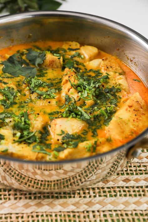 Discover the simplicity of a homemade curry with this simple fish curry recipe, featuring cod as the star ingredient. Coconut Cod Fish Recipes, Cod Curry, Paleo Chilli, Fish Curry Indian, Curry With Coconut Milk, Cod Fish Recipes, Fish Curry Recipe, Homemade Curry, Coconut Milk Curry