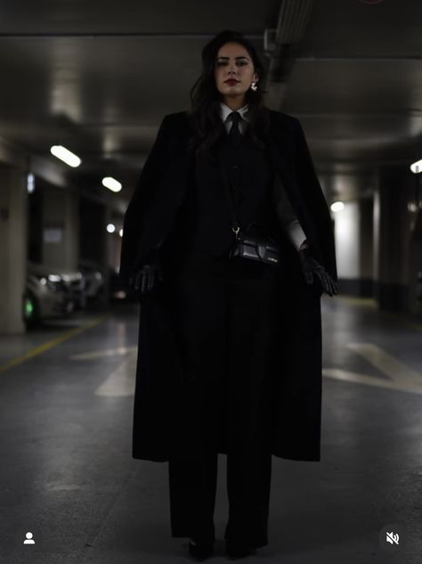 Suit Scarf Woman, Turtle Neck Suit Women, Rich Ceo Aesthetic Woman, Noir Aesthetic Women, Gala Suit Women, Gloves Aesthetic Outfit, Mafia Lady Outfit, Female Suit Aesthetic, Mafia Women Aesthetic