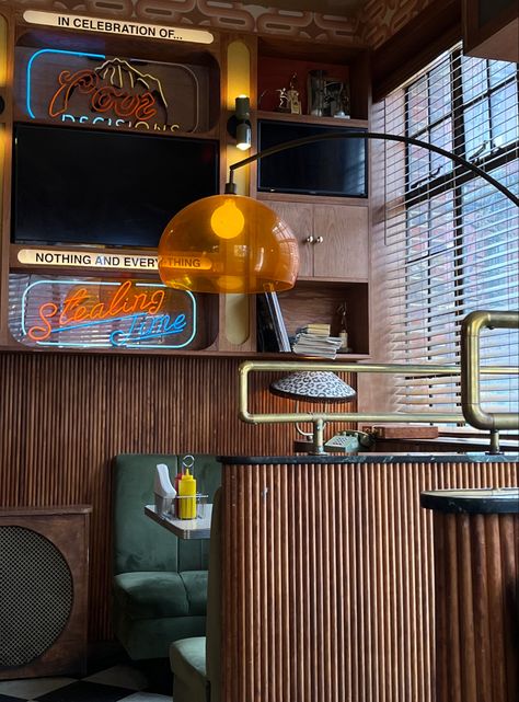 Retro Aesthetic Restaurant, Mid Century Modern Cafe Design, 70s Industrial Design, 80s Cafe Aesthetic, Retro Bar Interior Design, Vintage Diner Table, Retro Bar Decor, 70s Store Interior, 70s Style Bar