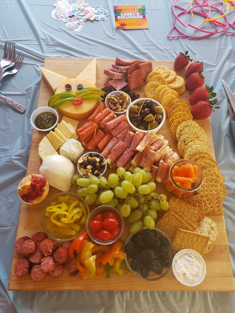 Cat Themed Charcuterie Board, Cat Theme Cocktail, Gabbys Dollhouse Birthday Food Ideas, Cat Party Ideas Food, Cat Birthday Party Snacks, Cat Birthday Food Ideas, Cat Inspired Food, Cat Themed Cocktails, Cat Charcuterie Board