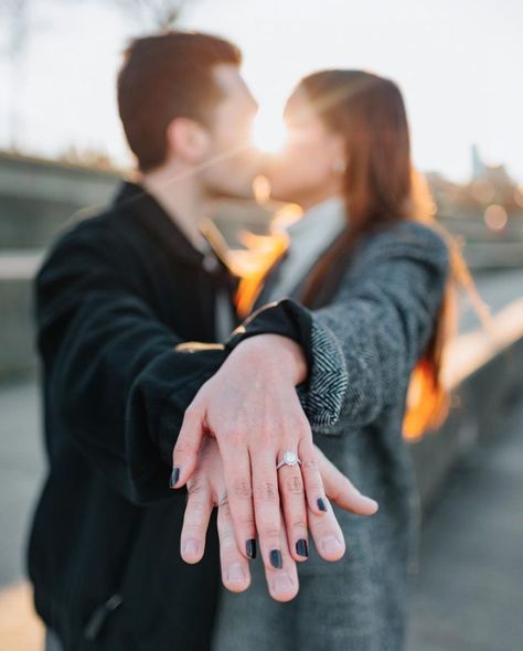 33 Cozy & Creative Winter Engagement Photoshoot Ideas to Steal Winter Engagement Photos Black Couple, Engagement Photo Ideas Winter, Engagement Vibes, Winter Engagement Photoshoot, Snow Engagement Photos, Winter Engagement Pictures, Proposal Photoshoot, Honeymoon Tips, Winter Floral Arrangements