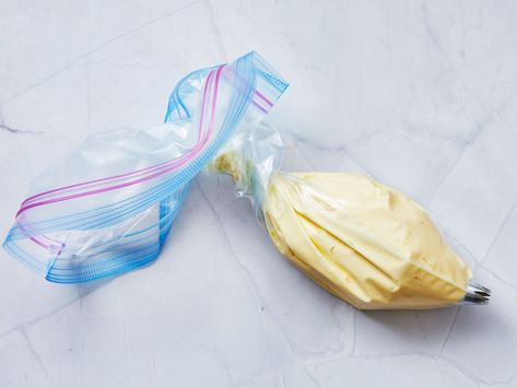 How To Cut Ziploc Bag For Frosting - Recipes.net Icing Bag Hacks, How To Put Icing In A Piping Bag, Diy Frosting Piping Bag, Diy Icing Bag, Diy Frosting Bag, Piping Bag Hacks, Diy Piping Bag, Cupcake Frosting Techniques, Diy Frosting