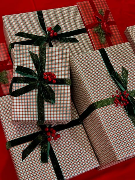 Xmas gift wrapping inspo Christmas Wrapped Presents, Christmas Gift Wrap Toppers, Homemade Gift Wrapping Ideas, Big Present Wrapping Ideas, Christmas Wrapping 2024, Christmas Wrapping Theme Ideas, Christmas Wrapping Ideas Elegant, Cute Christmas Gift Wrapping Ideas, Vintage Wrapping Paper Christmas