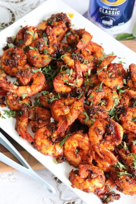 A simply delicious Mangalorean Prawn Chilli Fry, where the King Prawns are first marinated with a simple home-style chilli spice marinade and delicately fried until just tender. The prawns are then given an oomph by tossing them in an aromatic garnish of sauteed onions, ginger, green chilli and curry leaves. No hunting down hard to find ingredients in this must try Prawn Chilli Fry. Sweet Chilli Prawns, Prawn Fry Indian, Prawn Starters, Indian Prawn Recipes, Prawn Fry, Coconut Prawns, Fried Prawns, Prawn Fish, Chilli Spice