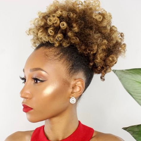 Afro Puff With Highlights Afro Puff Hairstyles, Media Cola, Puff Ponytail, High Puff, Blonde Afro, Curly Hair Ponytail, Weave Ponytail, Hair Puff, Black Ponytail Hairstyles