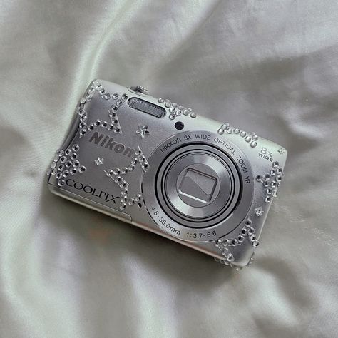 Silver Core Aesthetic, Stargirl Accessories, Silver And Blue Aesthetic, Silver Girl Aesthetic, Blue Silver Aesthetic, Blue And Silver Aesthetic, Star Aesthetic Y2k, Vintage Camera Photos, Maria Core