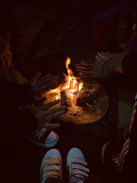 Winter Fire Snapchat Story, Bonfire Friends Aesthetic, Born Fire Night Snap, Bonfire Snapchat Story, Bonfire Snap, Abaya Pics, Winter Dps, Fire Snap, Bonfire Aesthetic